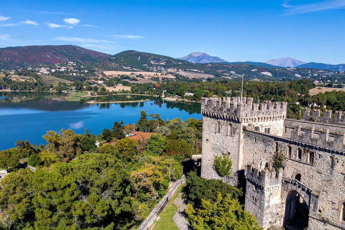 Scorcio panoramico di Termoli con il Castello Svevo e il mare Adriatico