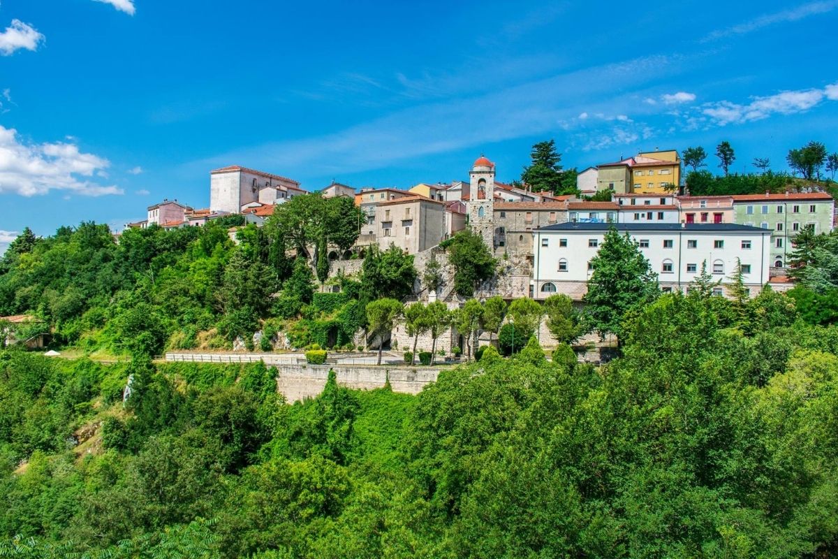 Panorama di Bojano con vista sul Matese
