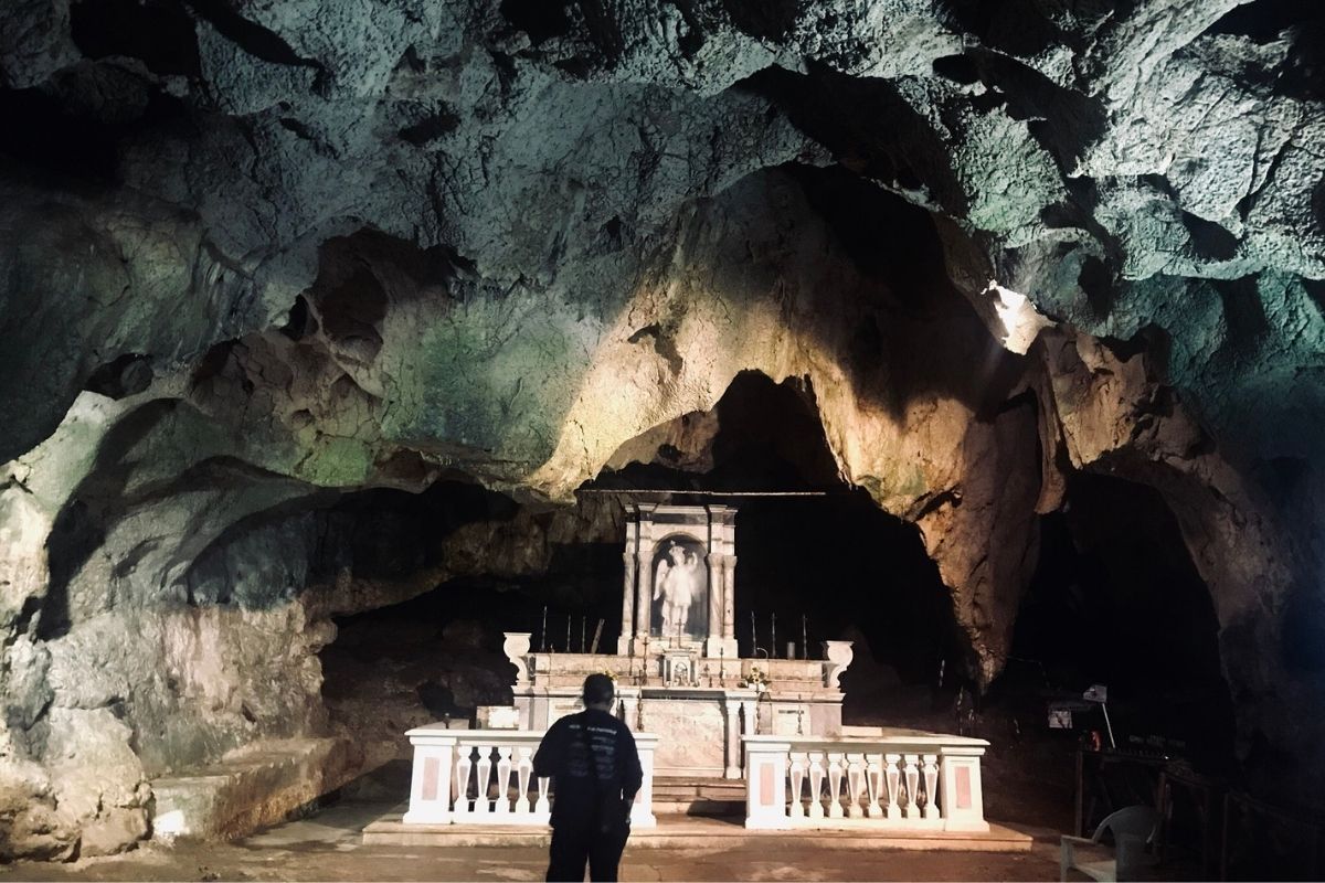 Interno della Grotta di San Michele a Bojano