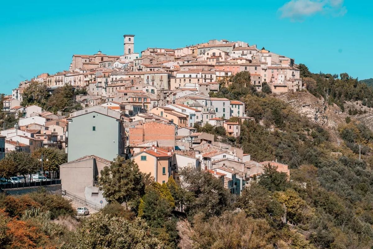 Vista panoramica di Trivento, con le sue storiche architetture e i boschi circostanti