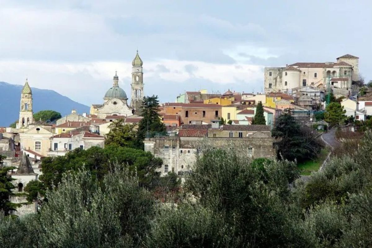 Vista panoramica di Venafro con il Castello Pandone e gli uliveti circostanti