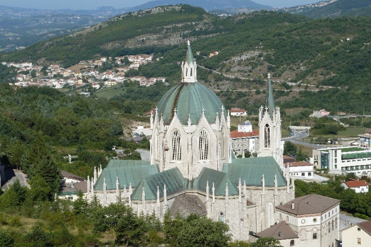 Panorama di Castelpetroso con il Santuario dell'Addolorata sullo sfondo