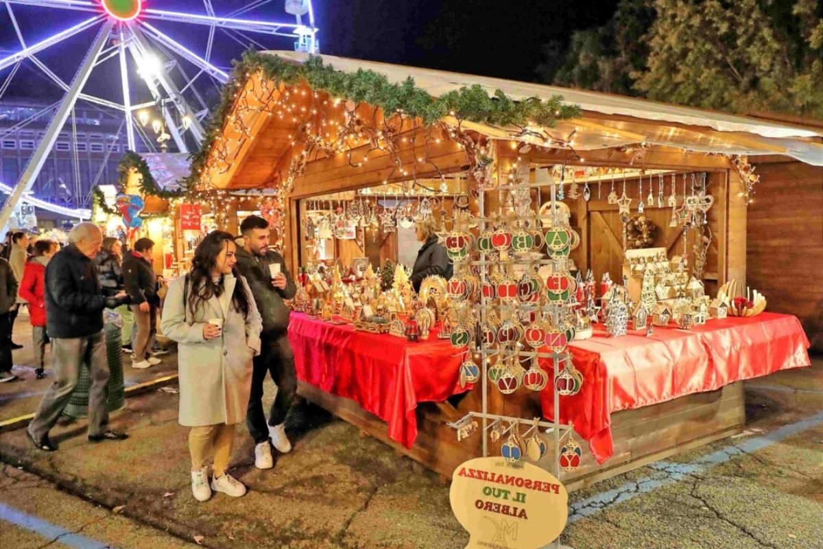 Mercatini di Natale a Montenero di Bisaccia con decorazioni festive