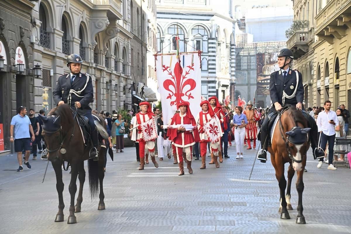 Festa di San Lorenzo a Sepino, con il borgo e la gente che celebra, inclusi elementi tradizionali