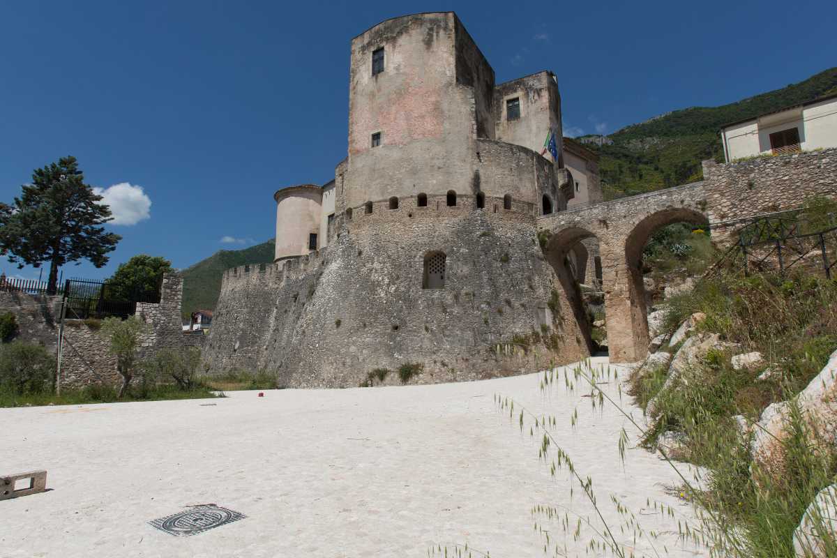 Vista panoramica del Castello Pandone e dell'anfiteatro romano di Venafro