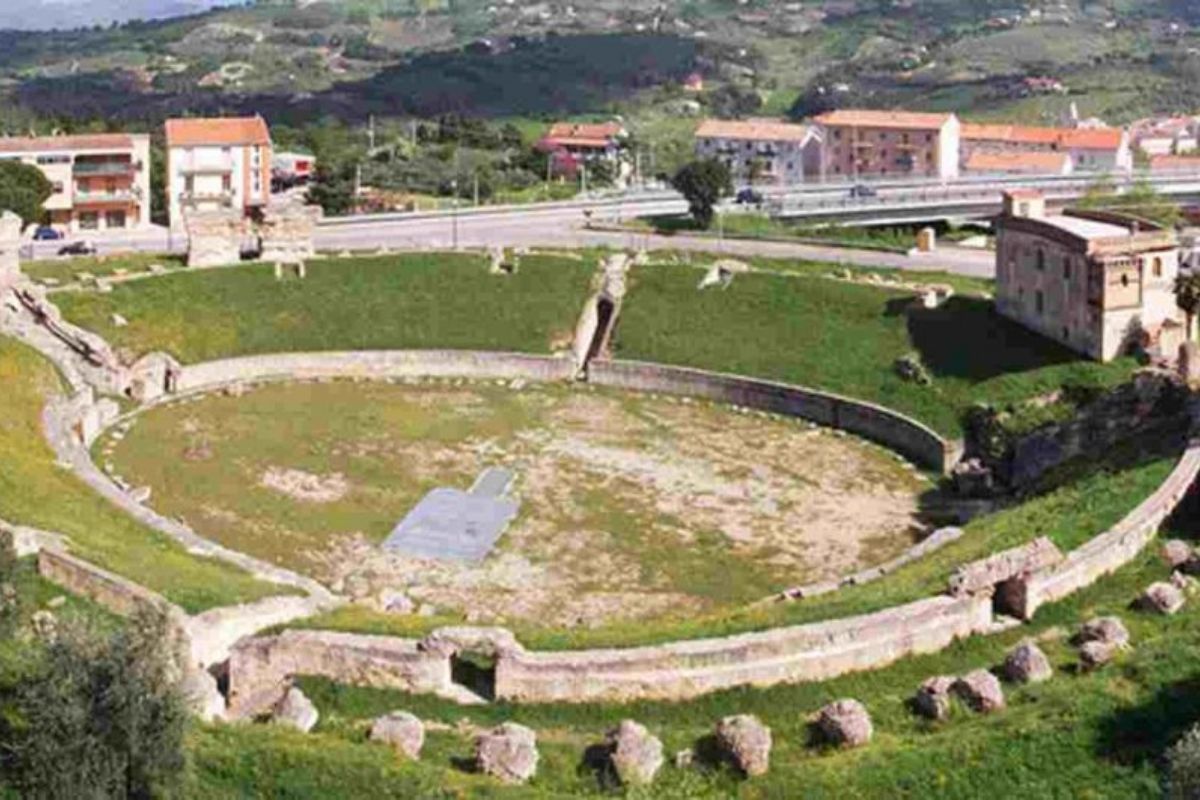 Vista panoramica di Larino con l'anfiteatro romano in primo piano