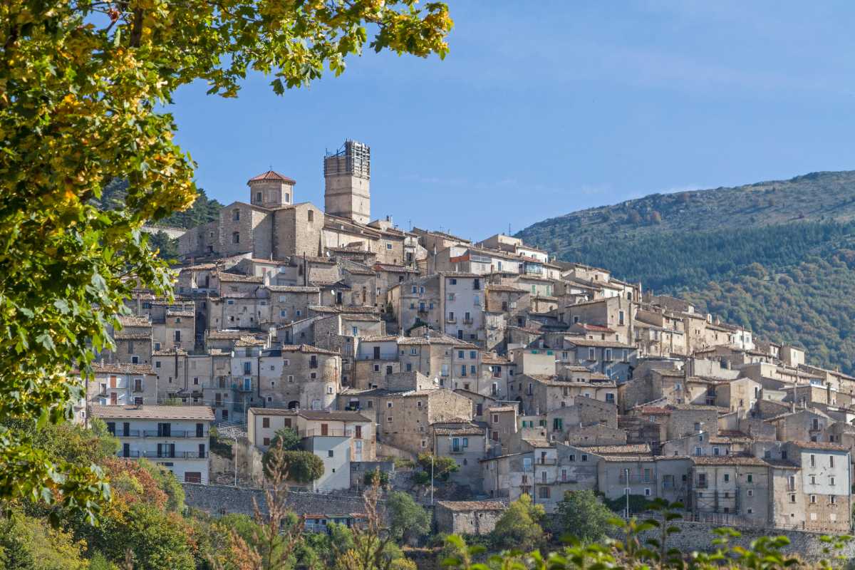 Vista panoramica di Montenero di Bisaccia con uliveti e mare Adriatico