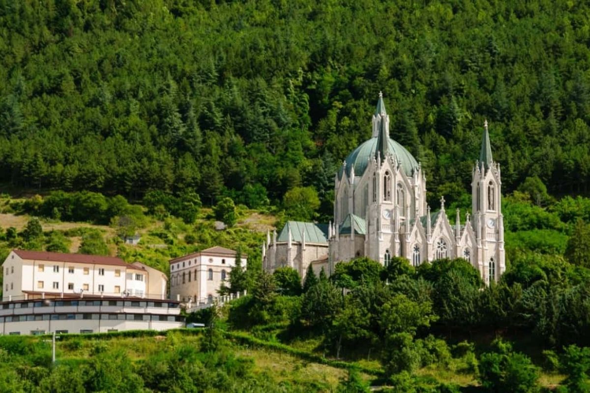 Un gruppo di pellegrini al Santuario dell'Addolorata a Castelpetroso