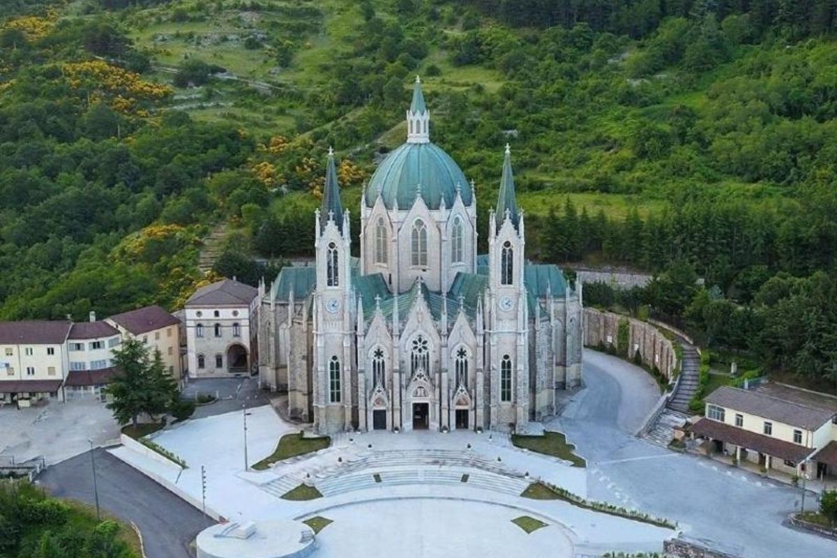Vista panoramica di Castelpetroso con il Santuario dell'Addolorata sullo sfondo