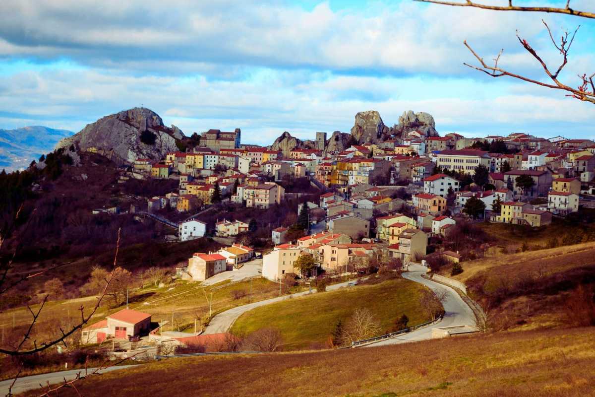 Bambini che giocano nel Parco della Rimembranza a Isernia