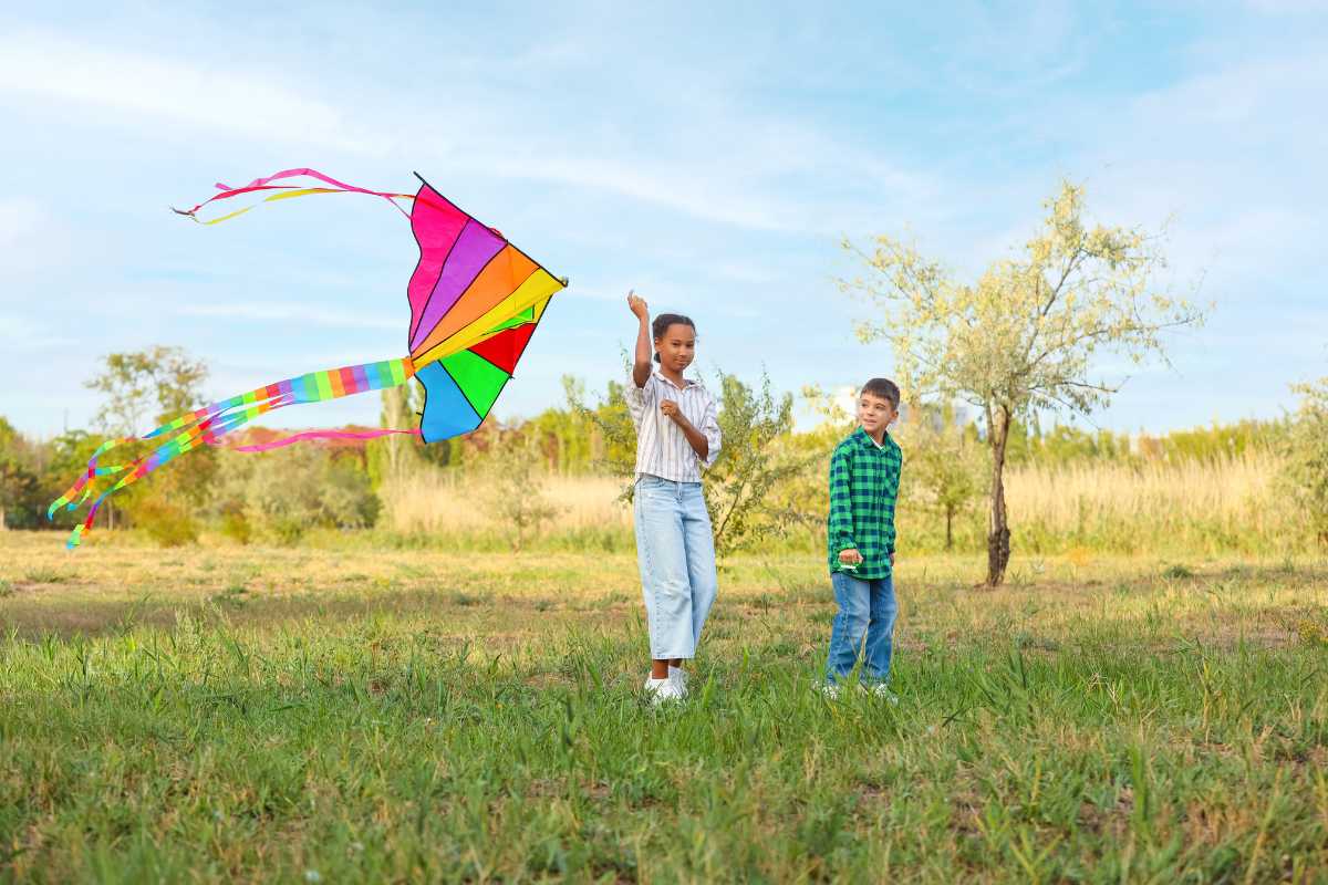 Bambini che giocano nel parco di Pietrabbondante, con il teatro sullo sfondo