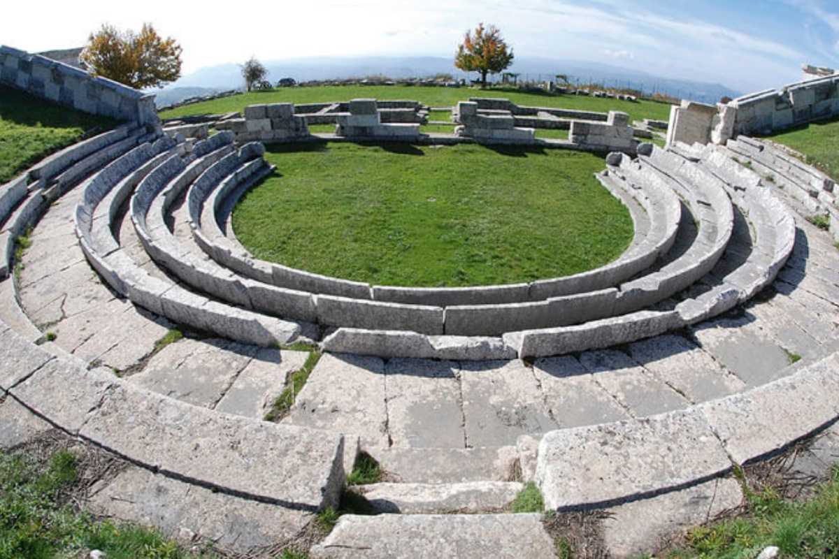 Vista panoramica del teatro sannitico di Pietrabbondante, con bambini che esplorano