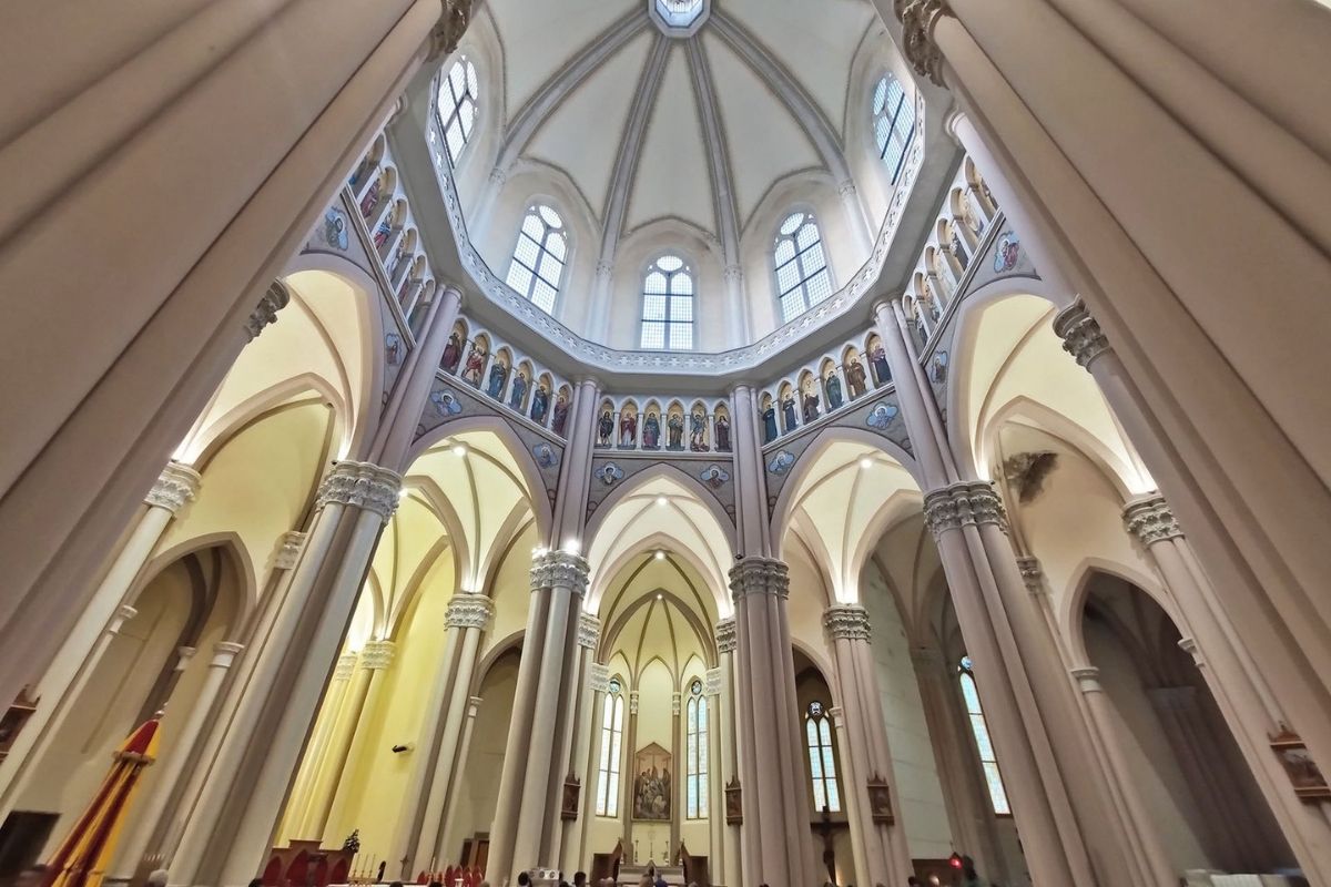 Interno del Santuario dell'Addolorata con dettagli architettonici neogotici