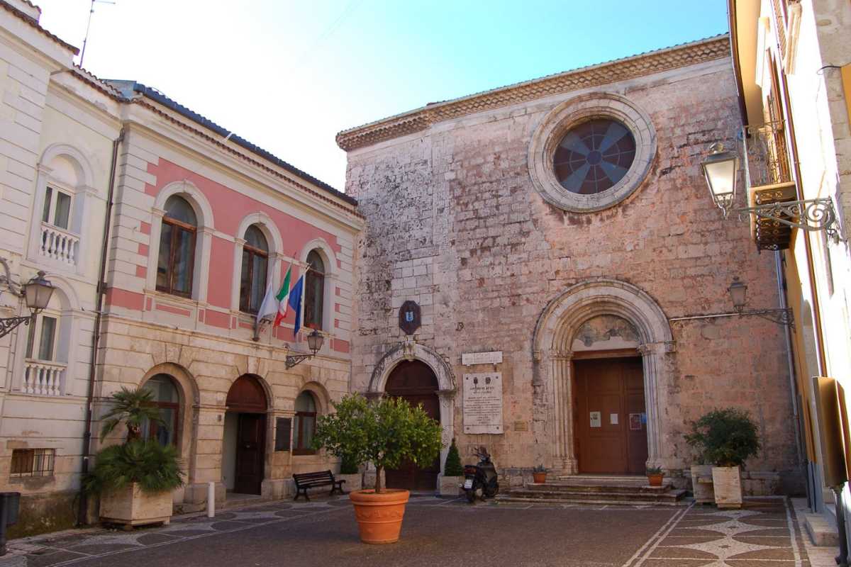 Rappresentazione dei mercatini di Natale a Isernia, con luci e decorazioni festive