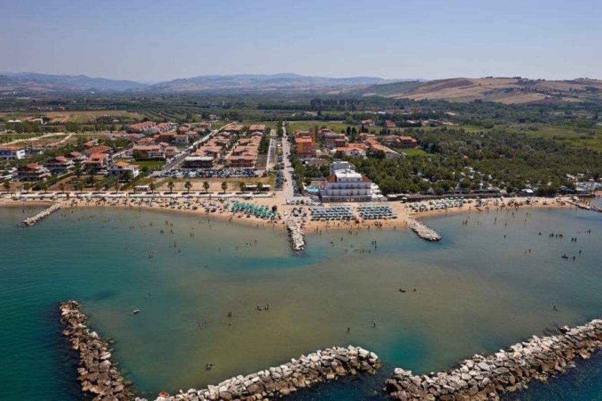 Vista panoramica delle spiagge di Montenero di Bisaccia con mare e uliveti