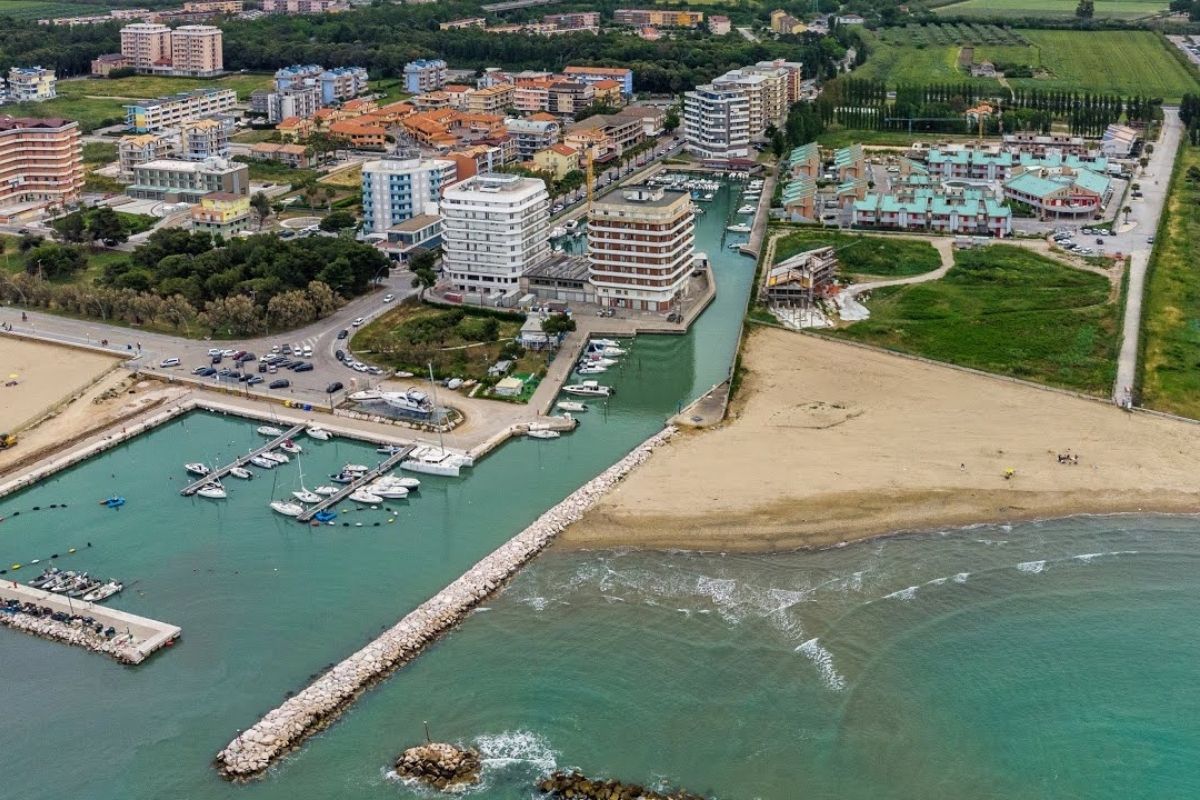 Scorcio della Spiaggia di Marina di Montenero durante il tramonto