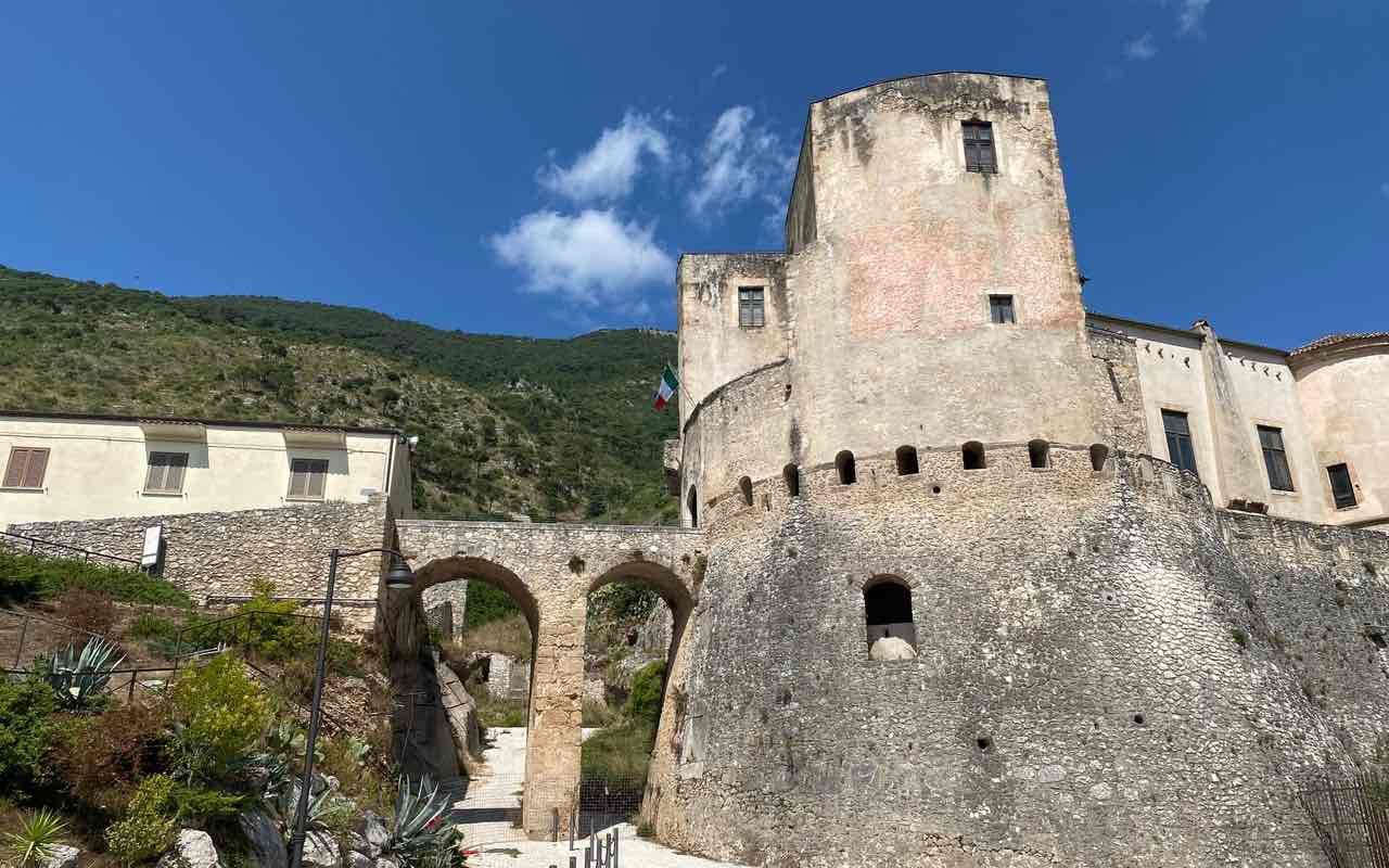 Un panorama di Venafro con il Castello Pandone sullo sfondo