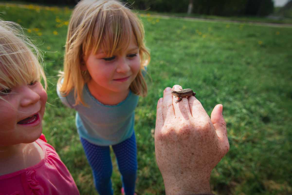 Bambini che esplorano la natura ad Agnone