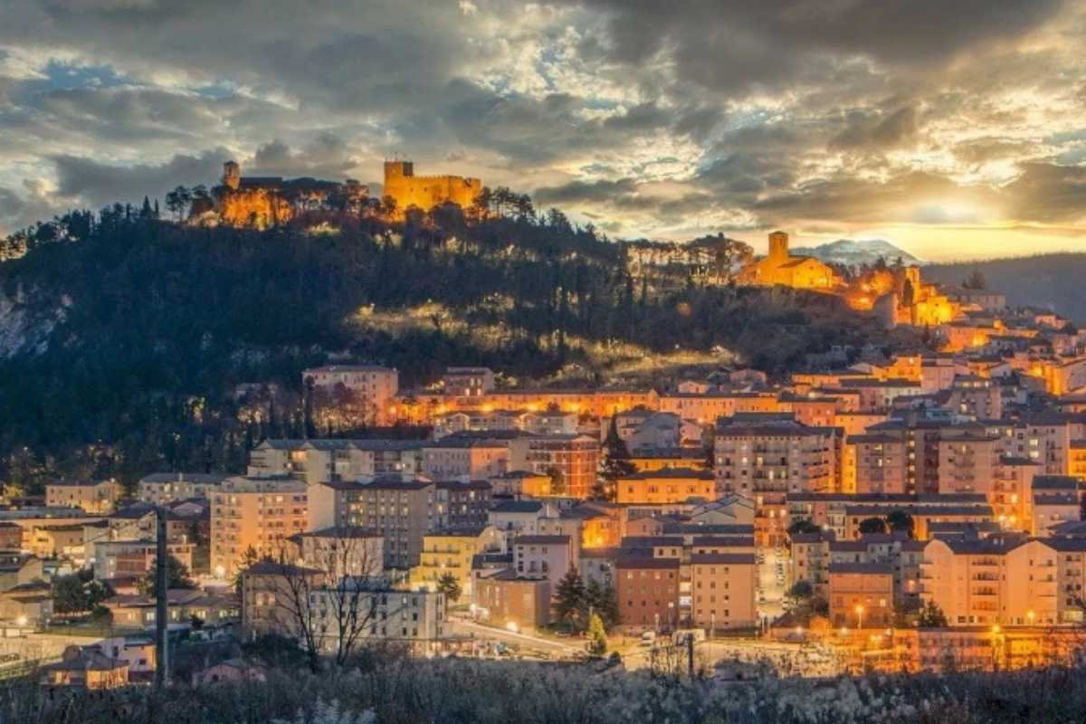 Atmosfera serale a Campobasso con ristoranti illuminati