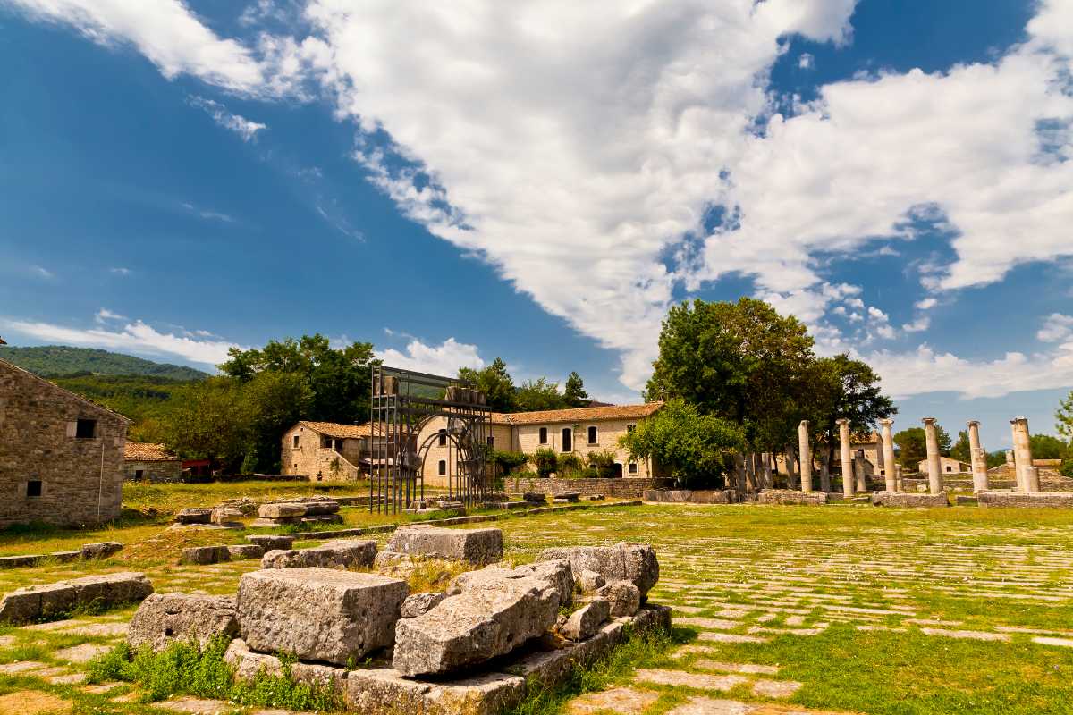 Scorcio del centro storico di Sepino con le tradizionali abitazioni