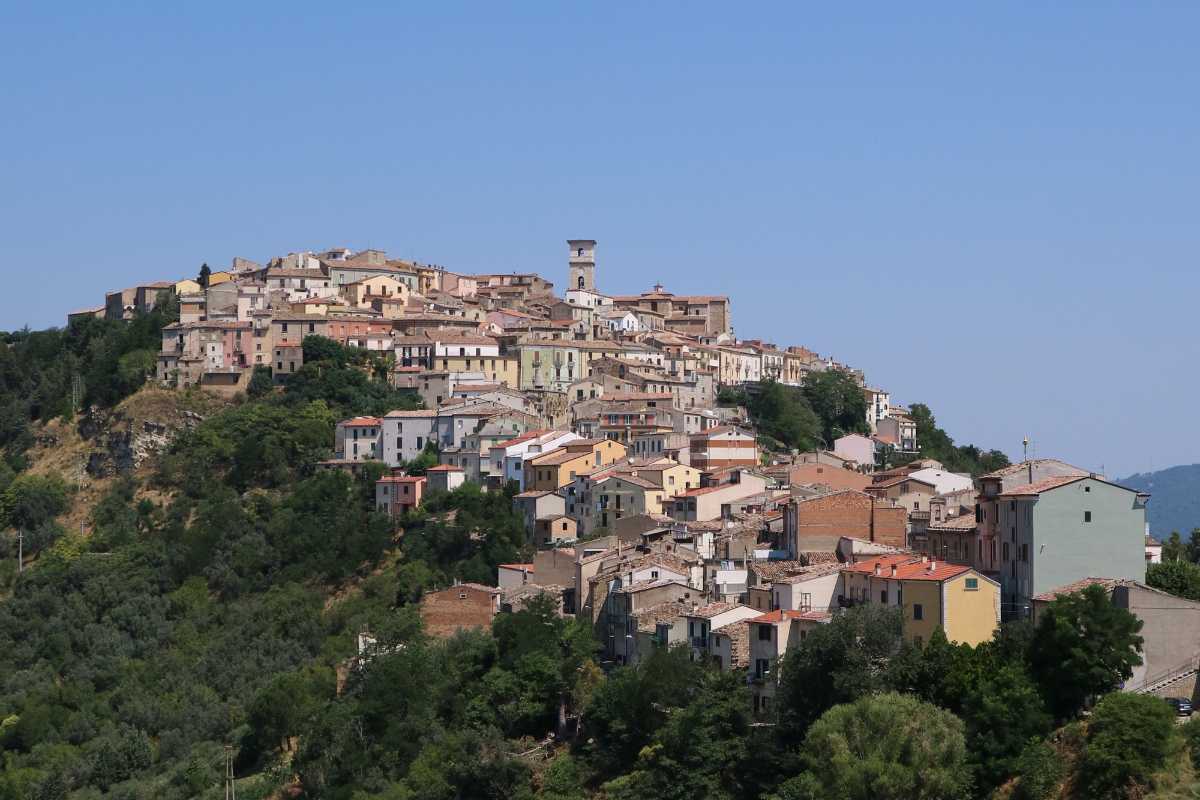Vista panoramica di Trivento con bambini che giocano nel parco