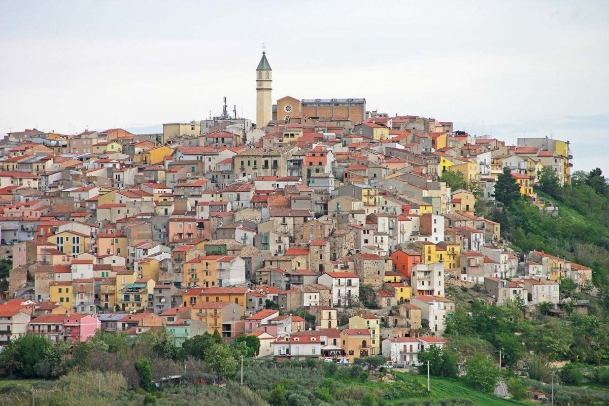 Panoramica su Montenero di Bisaccia con vista sul mare Adriatico e uliveti