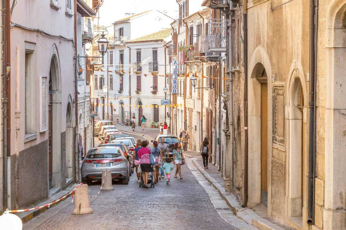 Momenti di degustazione in una cantina vinicola di Agnone