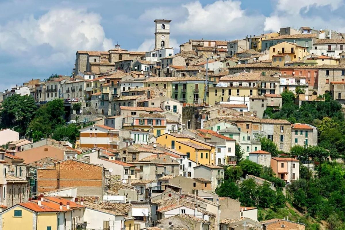 Vista panoramica di Trivento con la cattedrale e i boschi circostanti