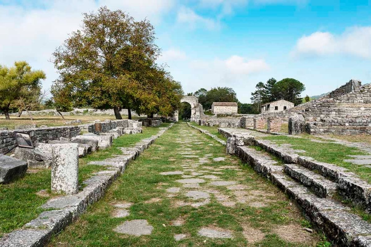 Antiche rovine romane di Sepino con il paesaggio molisano