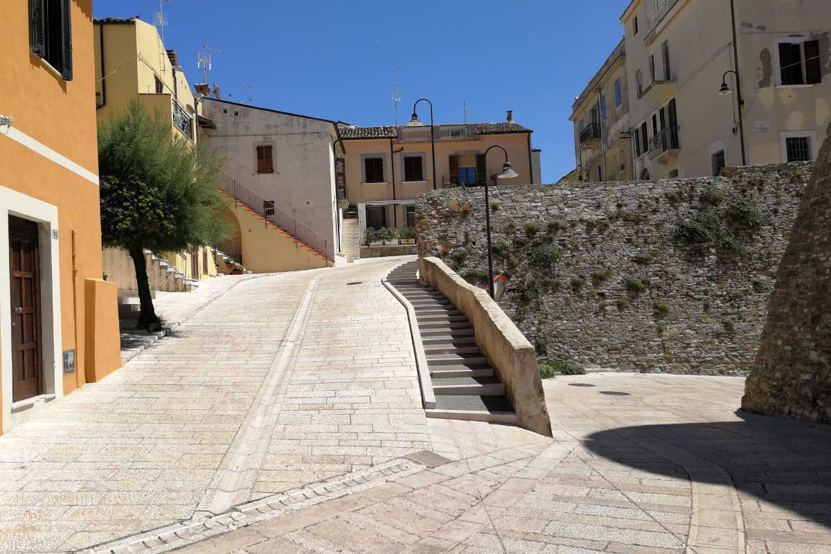 Stradine del borgo antico di Termoli con case in pietra