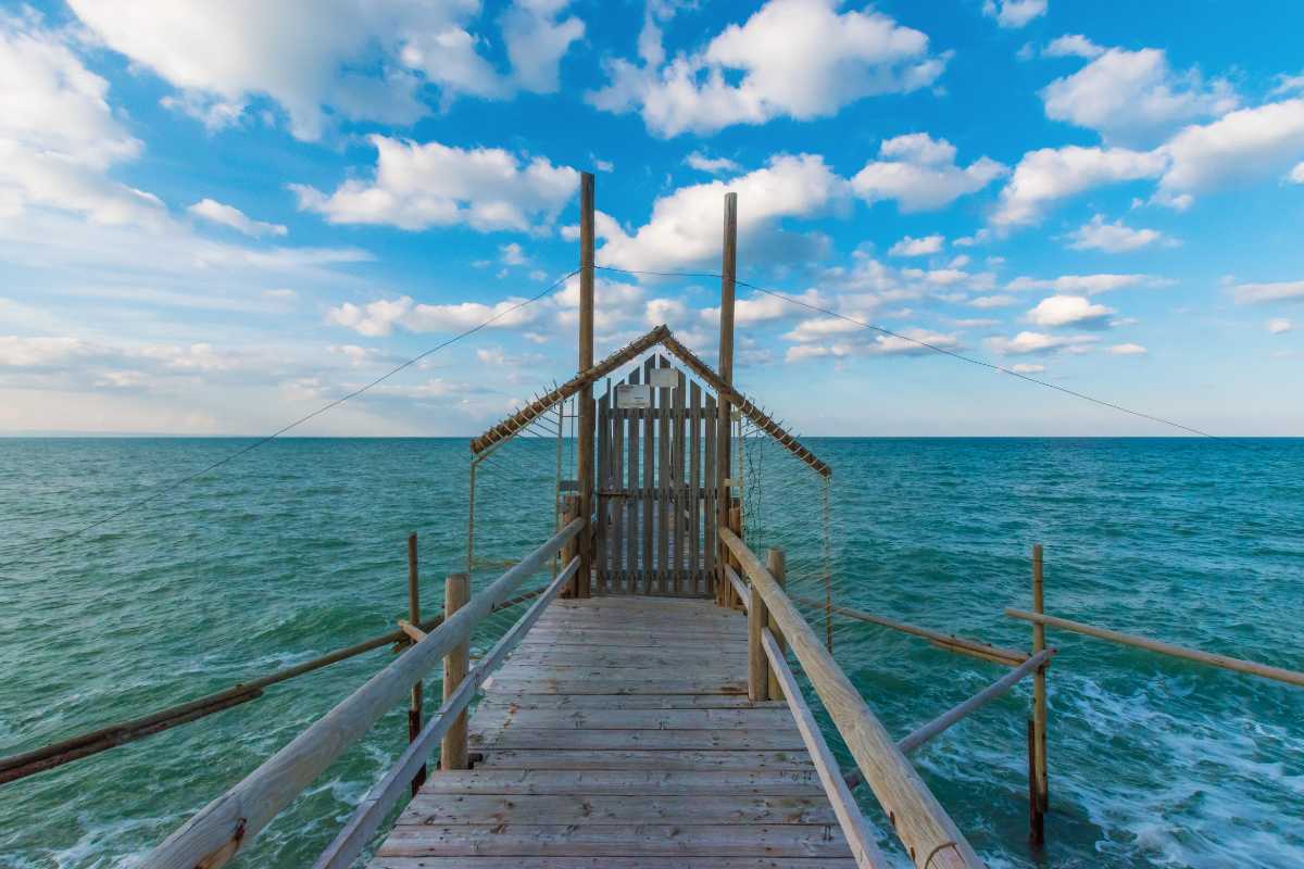 Trabucco di Termoli al tramonto con il mare Adriatico