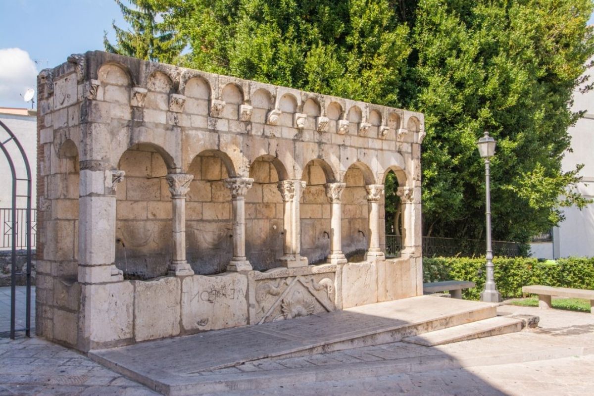 Interno della Cattedrale di Isernia con dettagli degli affreschi