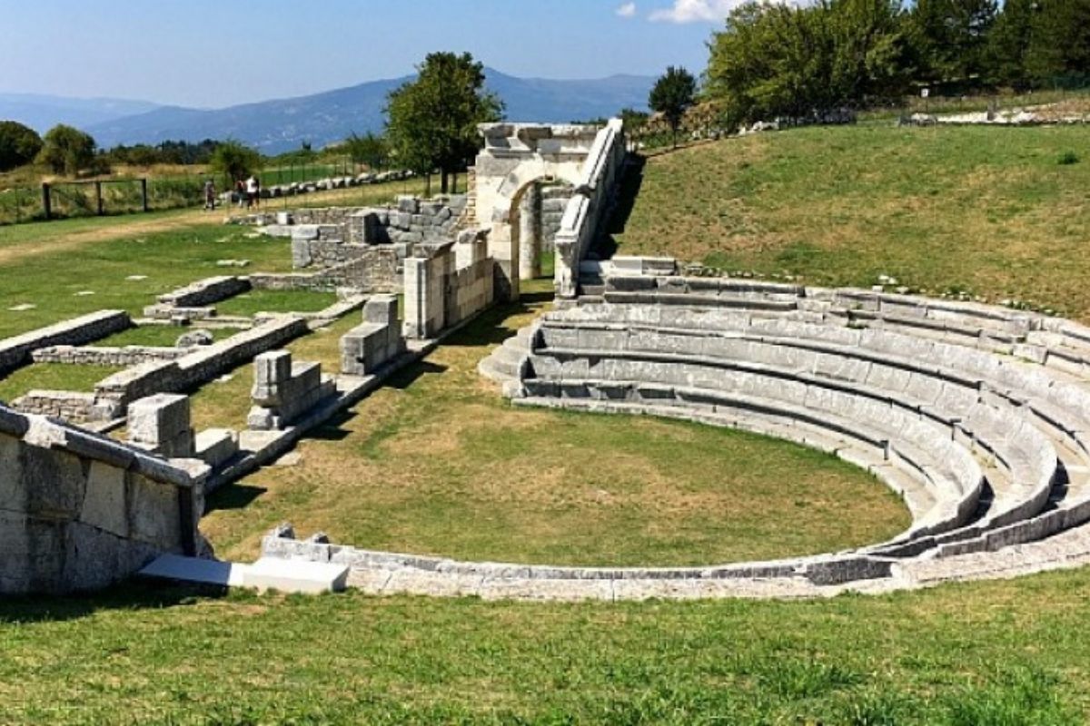 Vista panoramica di Pietrabbondante con il teatro sannitico in evidenza