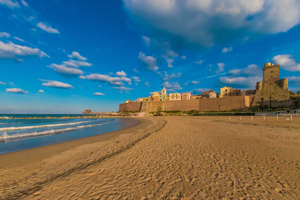 Vista panoramica di Termoli con il Castello Svevo e il mare Adriatico in sottofondo
